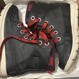 Woman winter boots in very good condition worn a few times